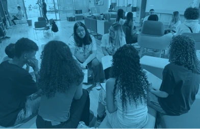 Grupo de colaboradores em roda de conversa durante ação de voluntariado — Estratégias sociais customizadas
