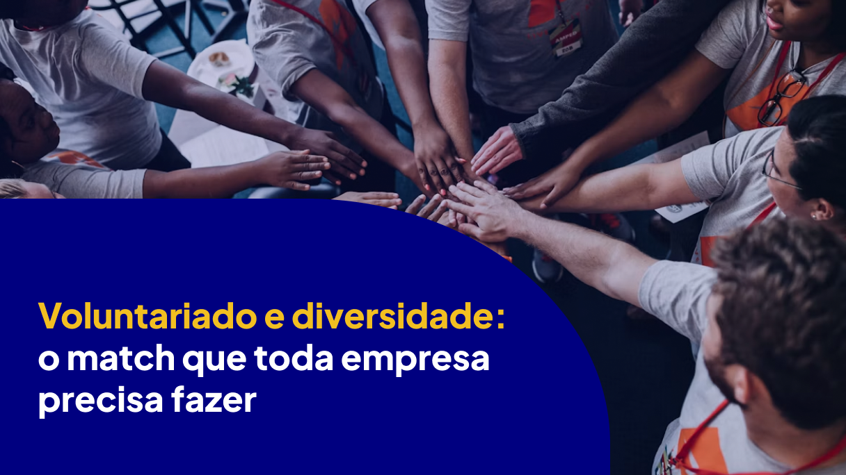 Grupo diverso de voluntários unindo as mãos ao centro, simbolizando o encontro entre voluntariado corporativo e diversidade